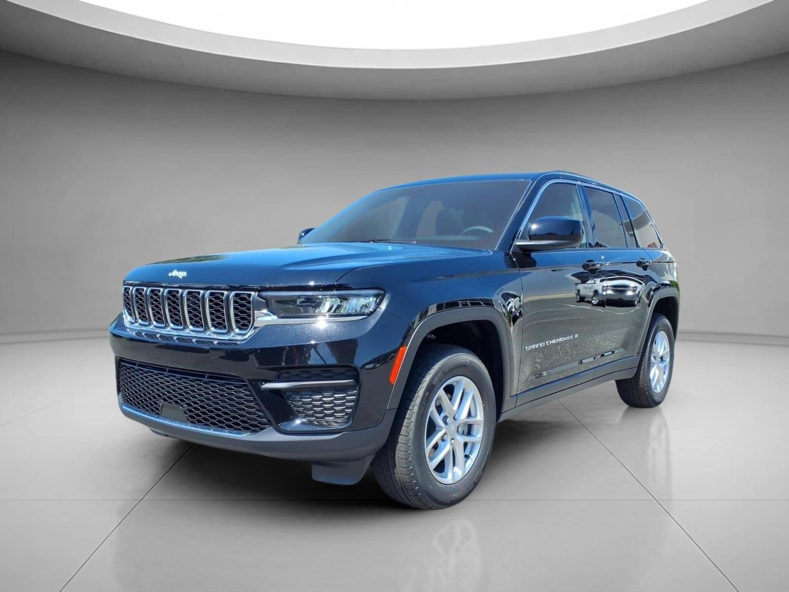 New 2026 Diamond Black Crystal Pearl-Coat Exterior Paint Jeep Laredo X image 1