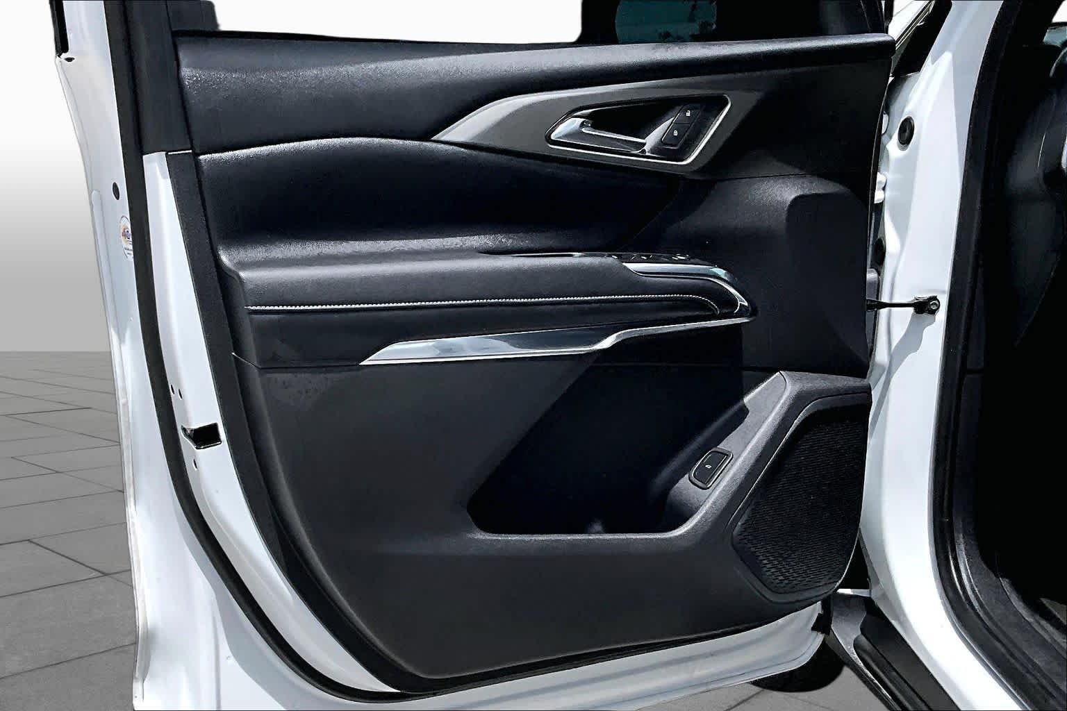 Used 2025 Summit White Chevrolet FWD LT image 26