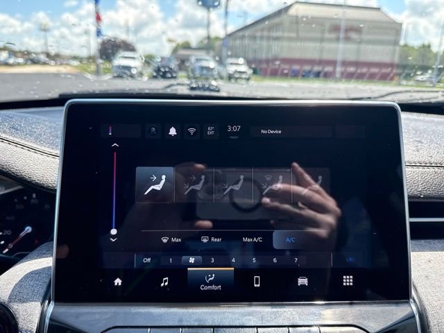 Used 2024 White Jeep Latitude image 21