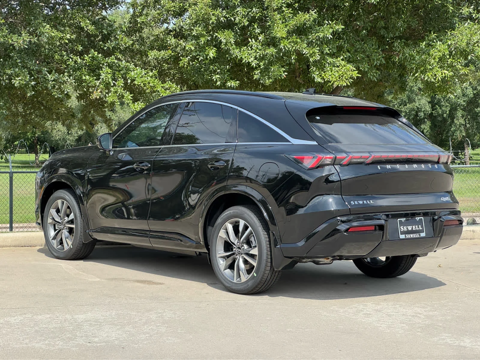 New 2027 BLACK OBSIDIAN INFINITI Luxe AWD image 4