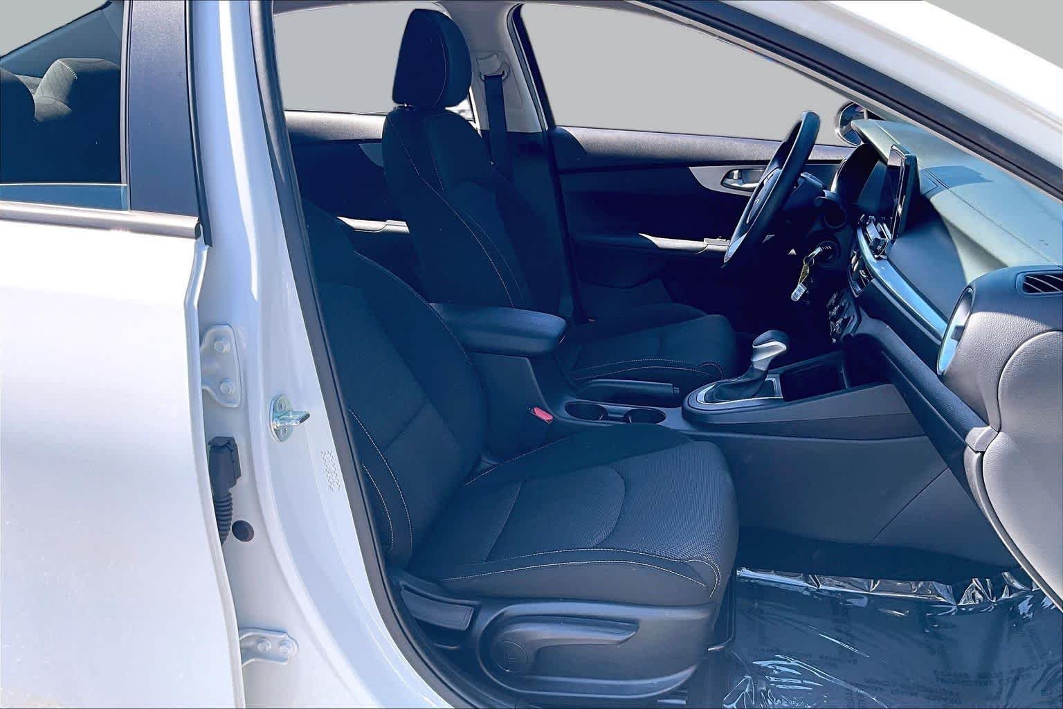 Used 2023 Snow White Pearl Kia LXS image 9