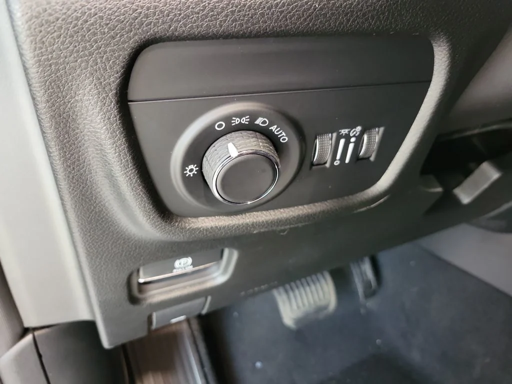 New 2026 Silver Zynith Exterior Paint Jeep Laredo X image 14