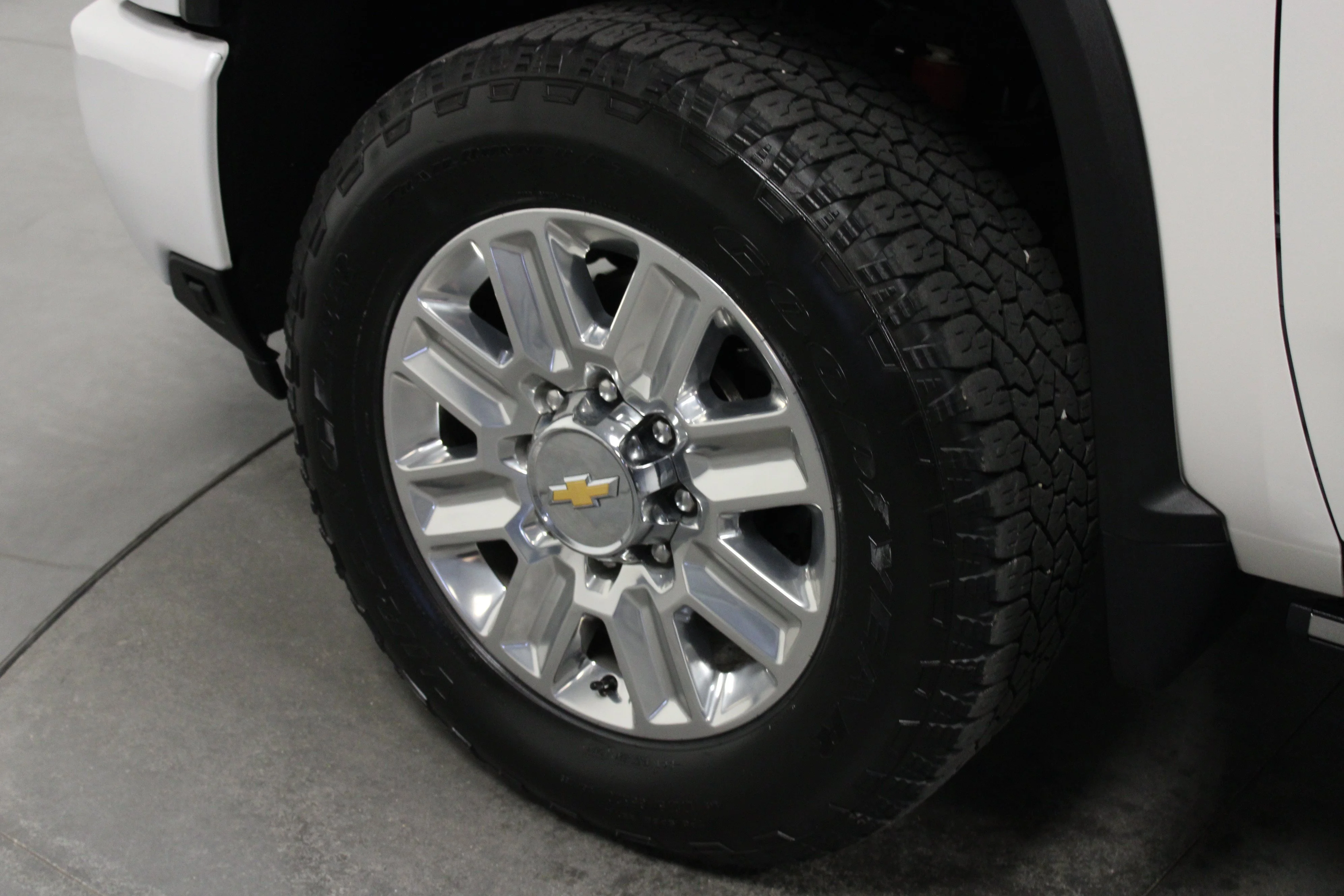 Used 2024 Iridescent Pearl Tricoat Chevrolet High Country image 10