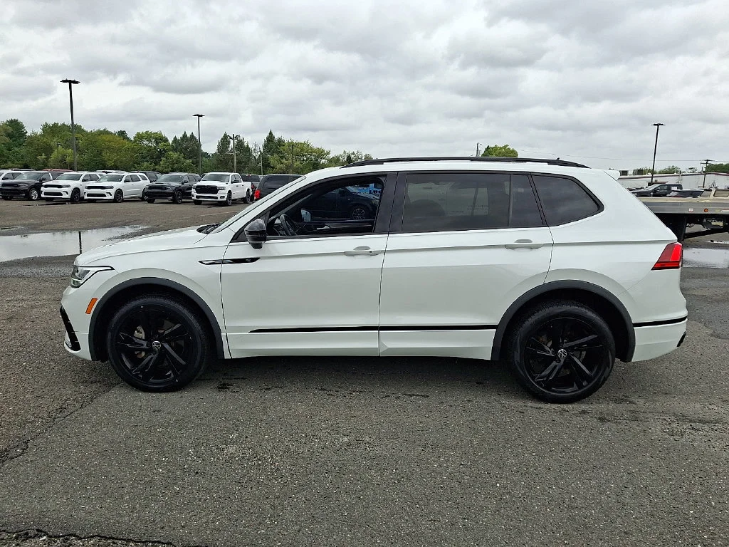 Used 2023  Volkswagen SE R-Line Black image 7