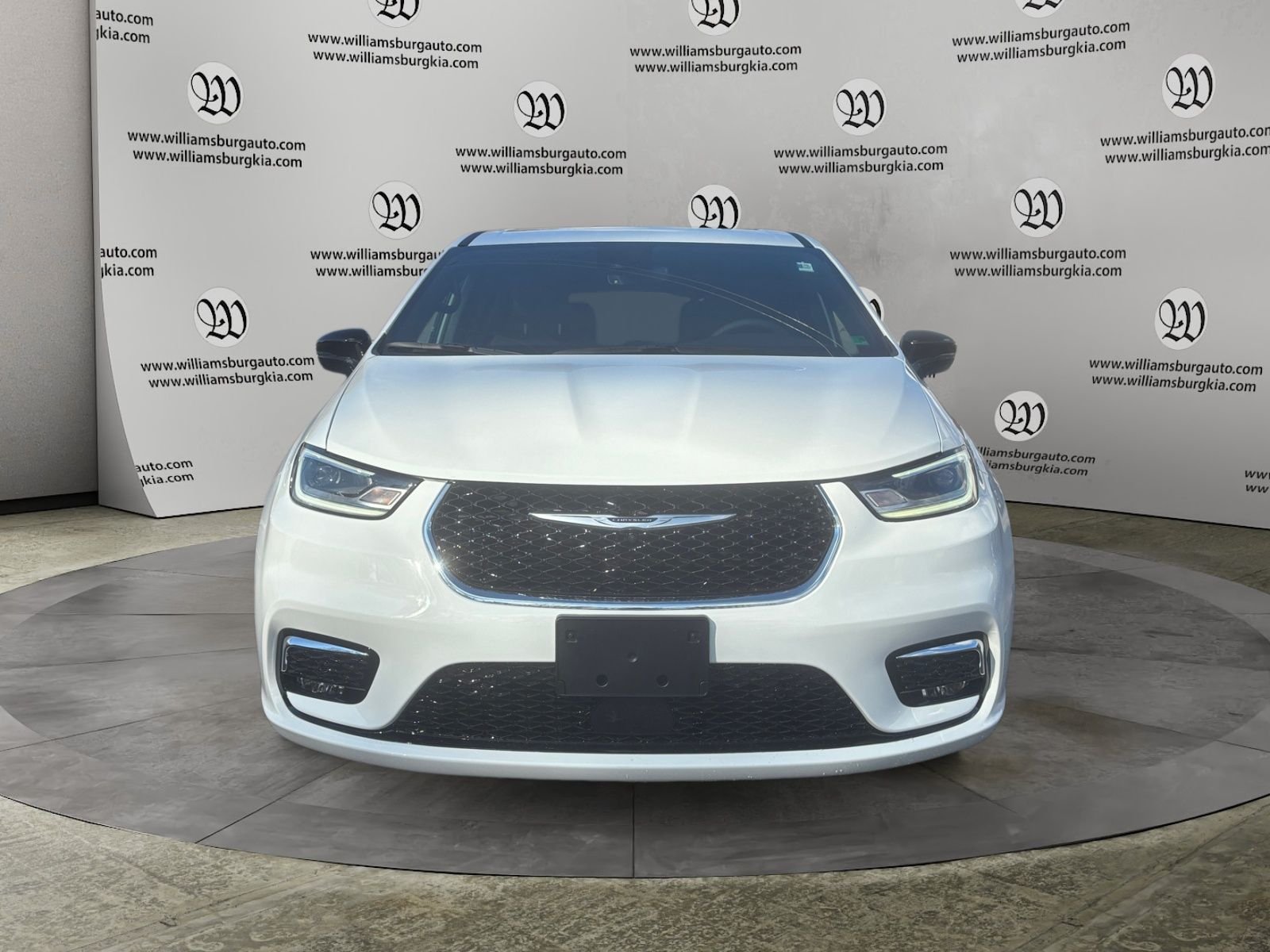 New 2026 Bright White Clear-Coat Exterior Paint Chrysler Select image 8