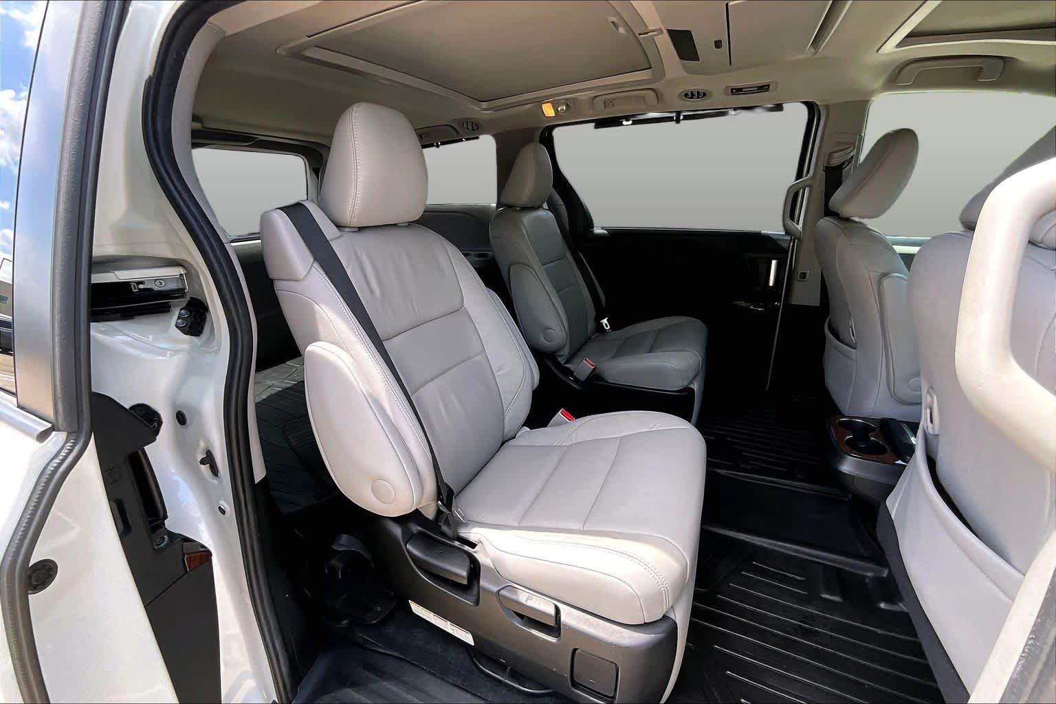 Used 2016 Blizzard Pearl Toyota Ltd Premium image 20