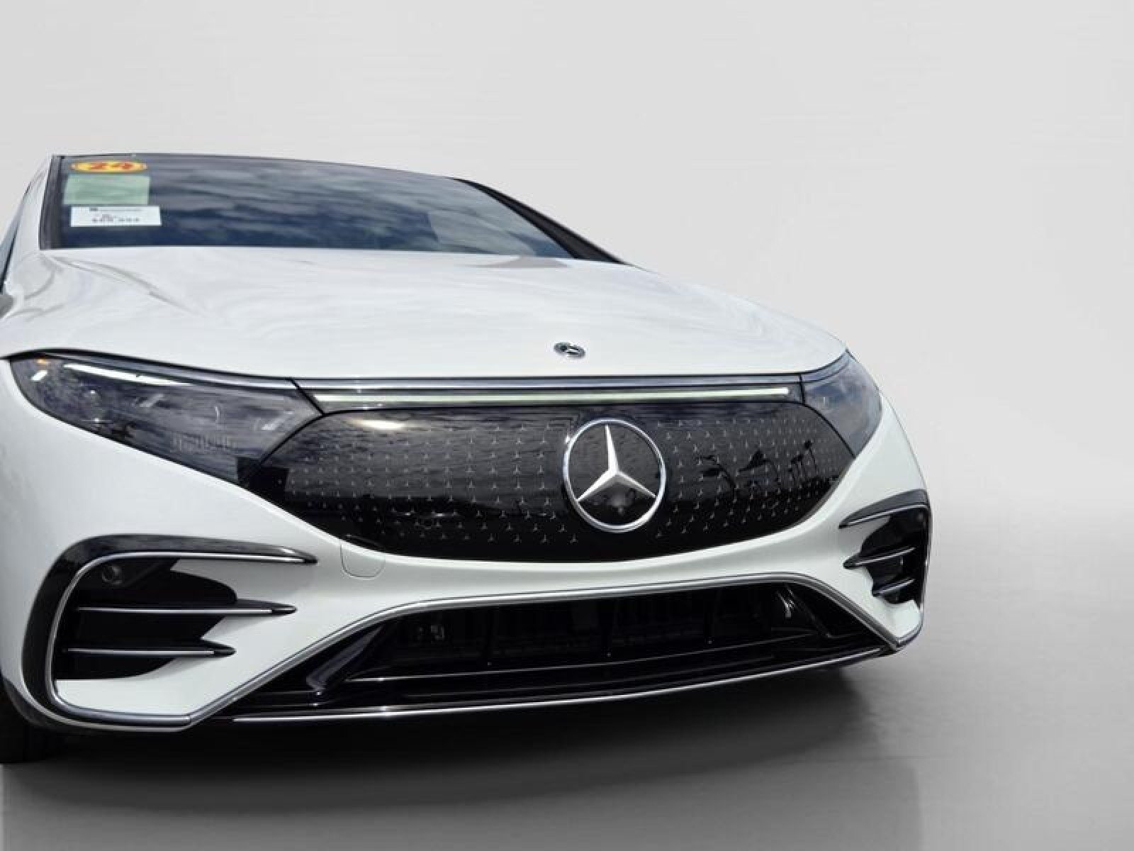 Certified Used 2024 MANUFAKTUR Moonlight White Metallic Mercedes-Benz EQS 580 image 9