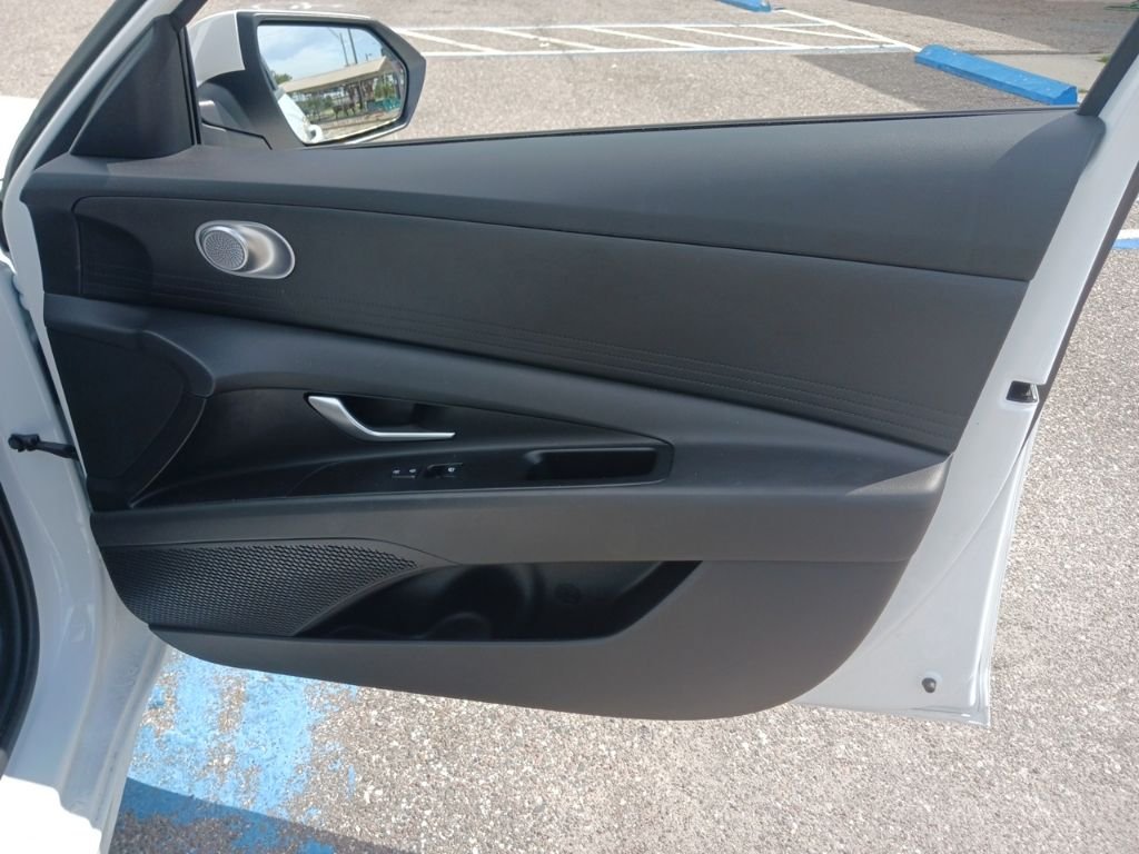 Used 2025 White Hyundai SE image 17