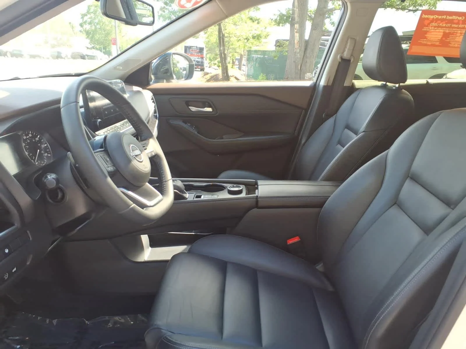 Certified Used 2023 Pearl White Tricoat/Super Black Nissan SL image 19
