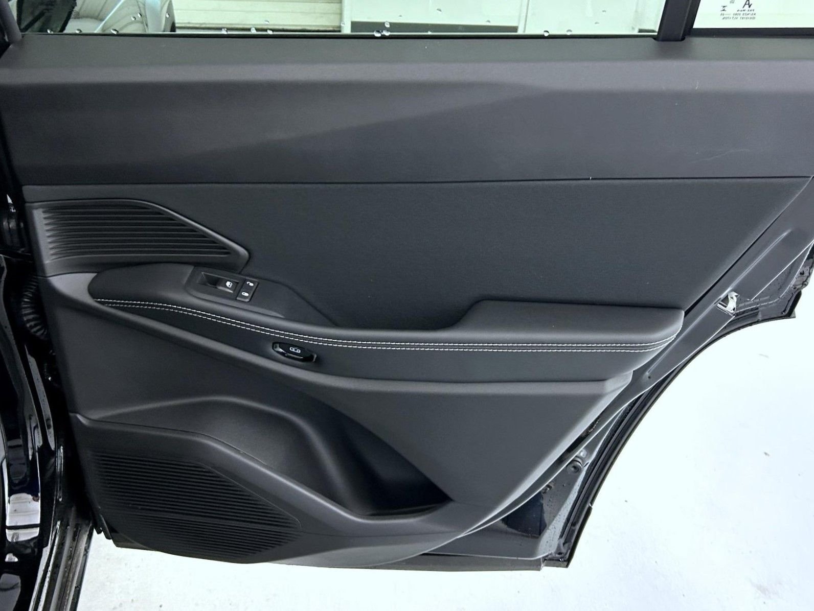 New 2026 Diamond Black Crystal Pearl-Coat Exterior Paint Jeep Laredo image 17