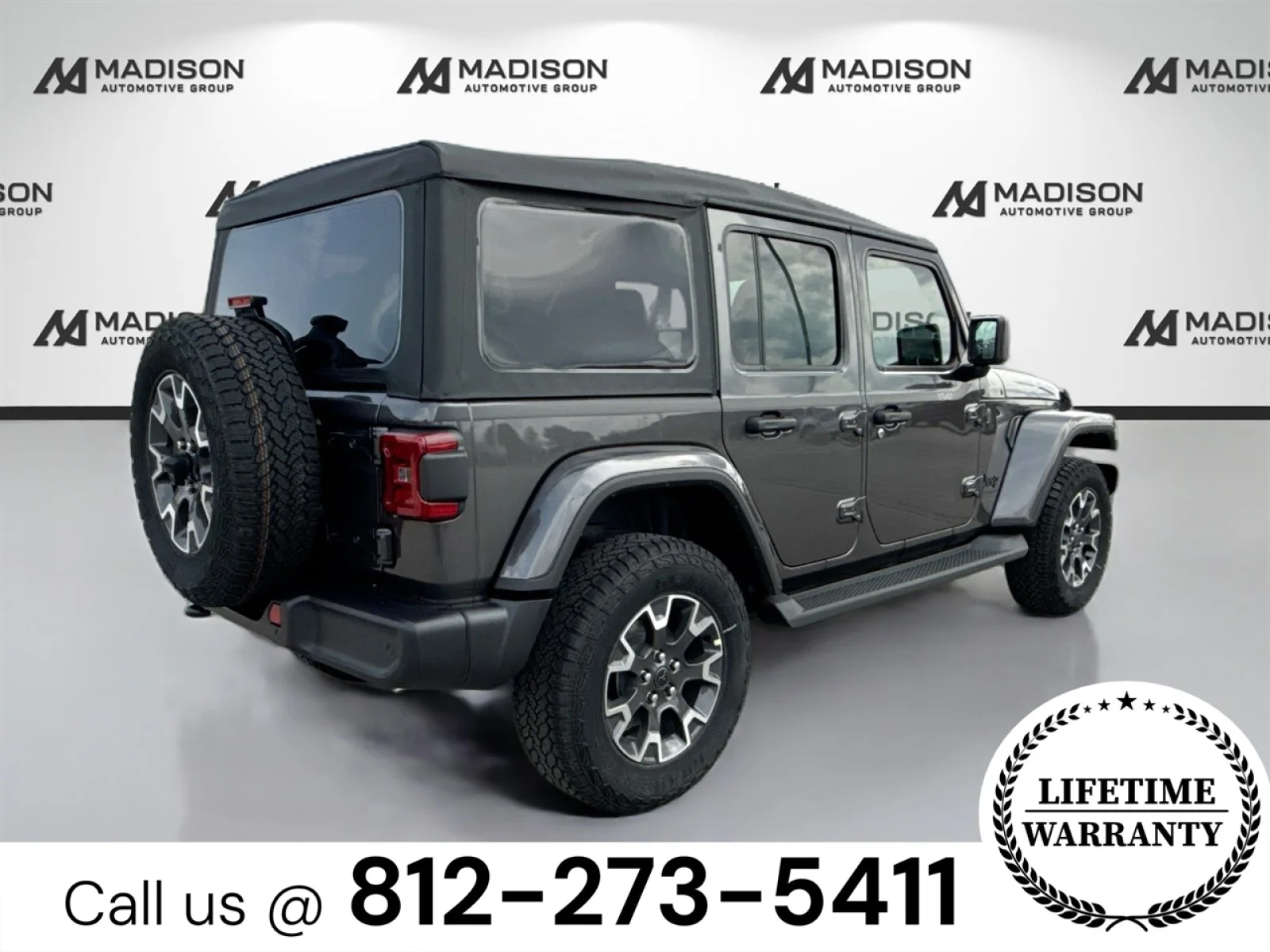 New 2025 Granite Crystal Metallic Clearcoat Jeep Sahara image 5