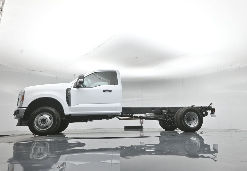 New 2026 Oxford White Ford XL image 7