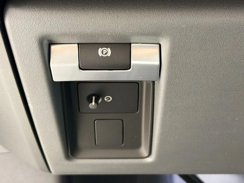 New 2026 Carpathian Grey Land Rover X-Dynamic SE image 10