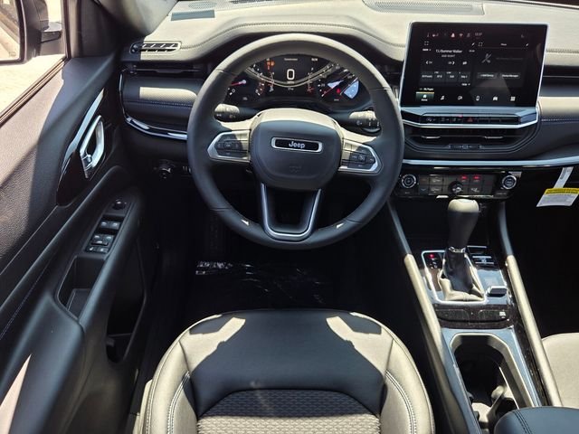 New 2026 Bright White Clear-Coat Exterior Paint Jeep Latitude image 13