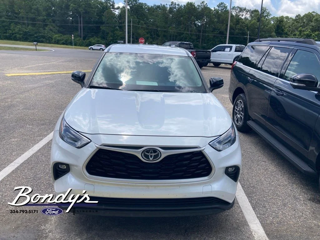 Used 2023 Pearl Toyota LE image 2