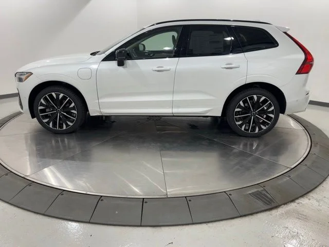 New 2026 Crystal White Volvo Ultra image 2