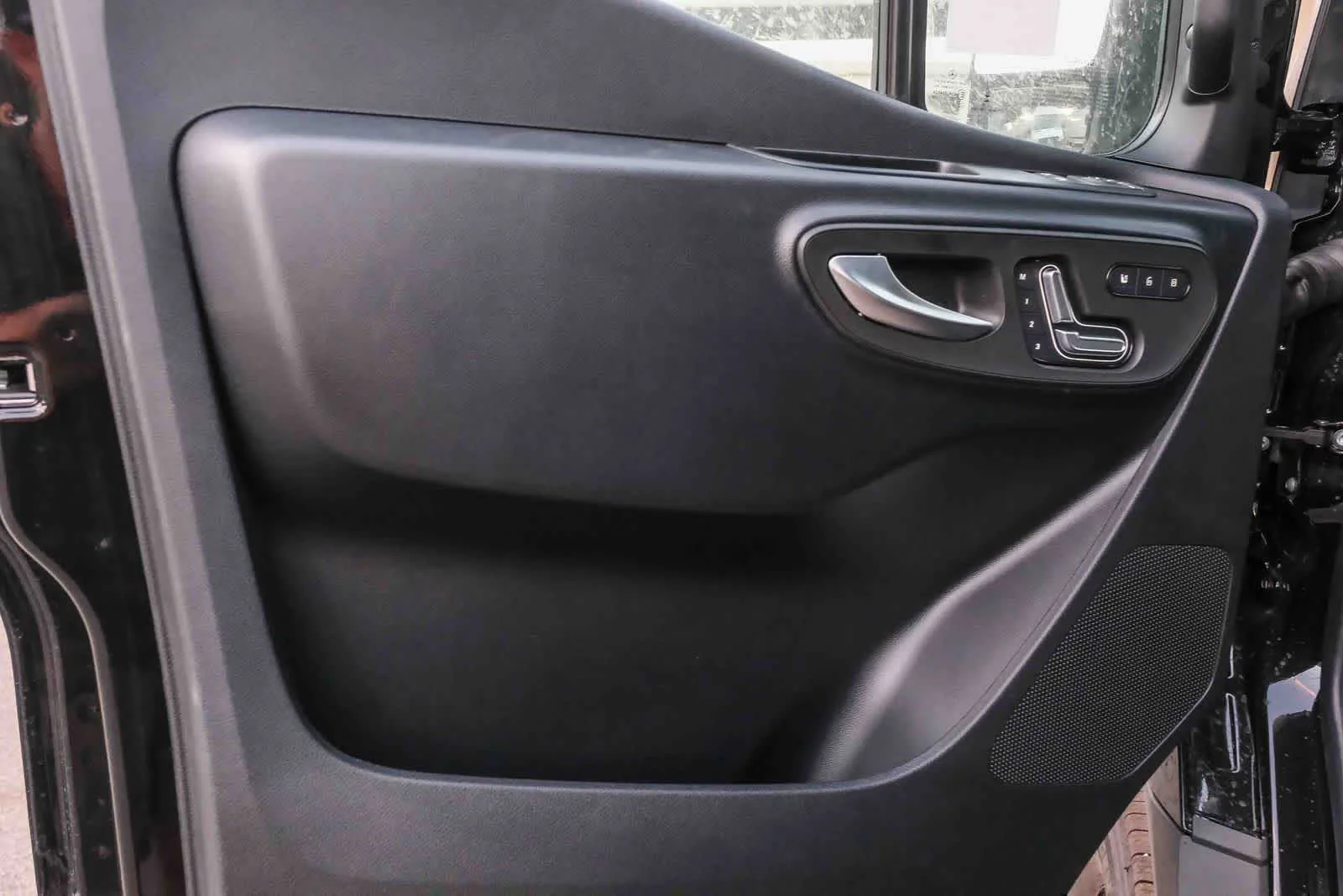 New 2026 Obsidian Black Metallic Mercedes-Benz Passenger 144WB High Roof AWD 2.0L I4 Diesel Turbo image 29