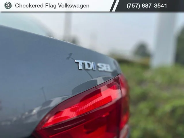 Used 2015 Platinum Gray Metallic Volkswagen TDI SEL Premium image 11