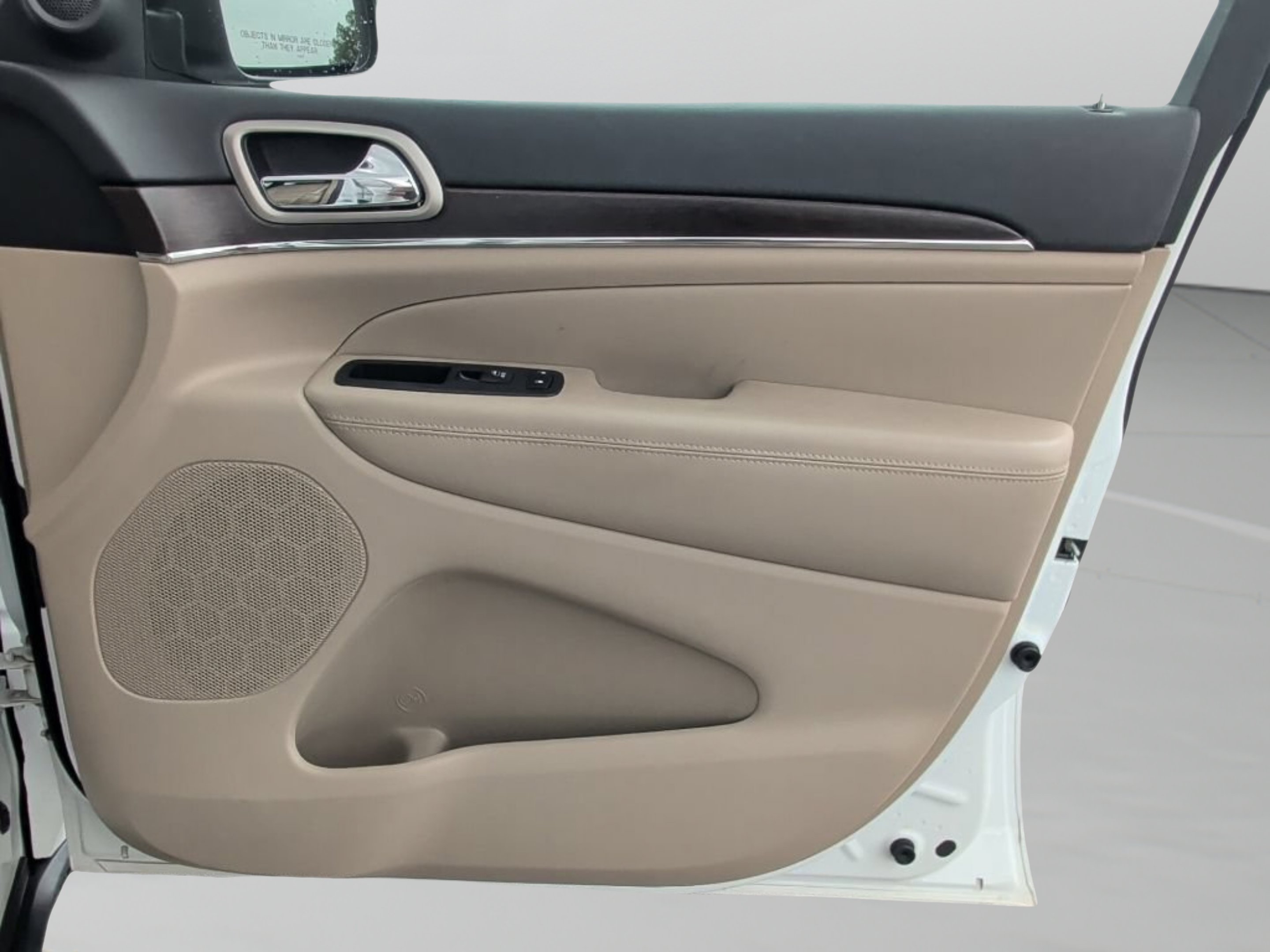 Used 2015 Bright White Clearcoat Jeep Limited image 49