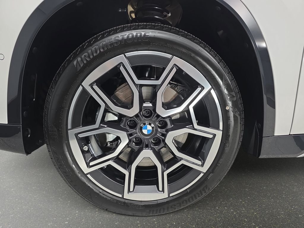 New 2026 Mineral White Metallic BMW xDrive28i image 32
