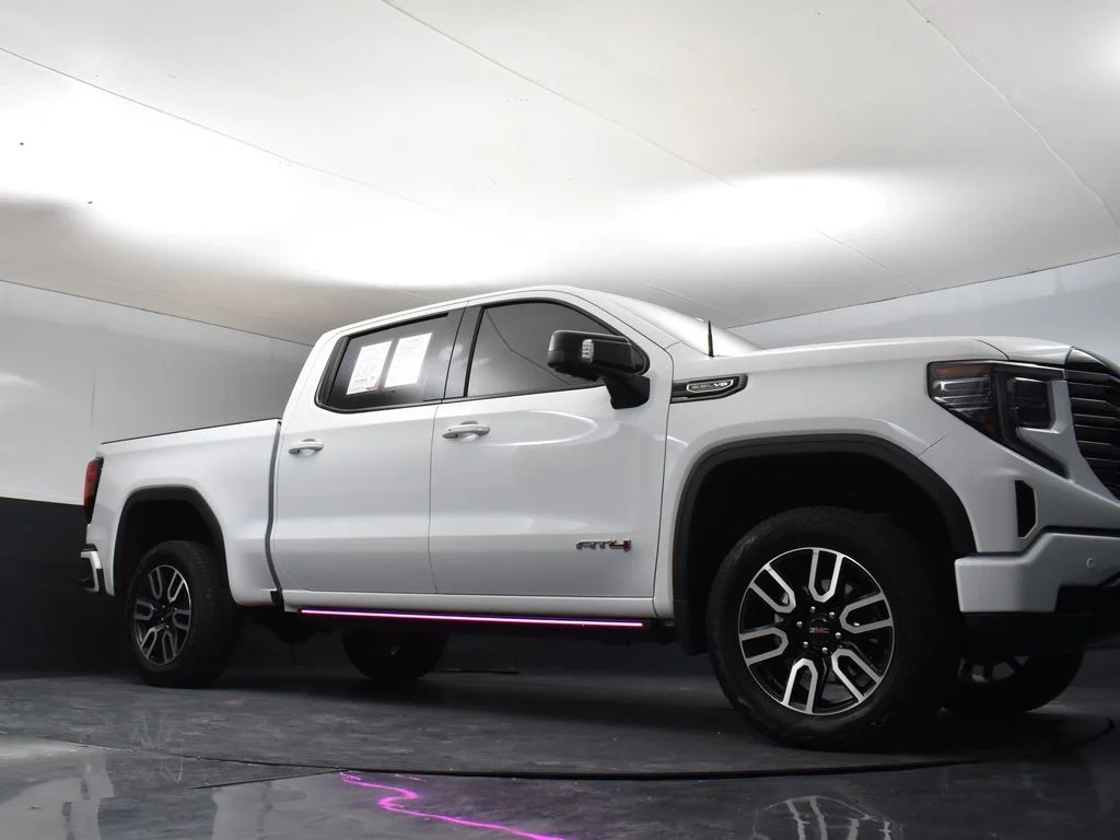 Used 2025 White GMC AT4 image 27