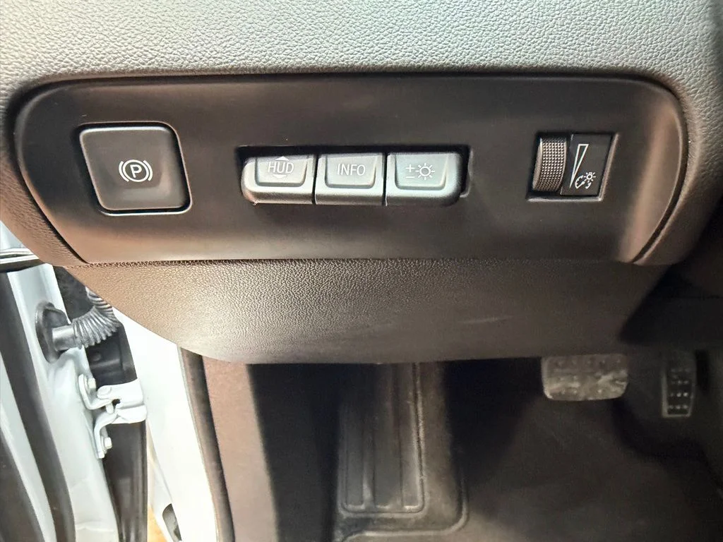 Used 2024 White Buick Premium Group image 23