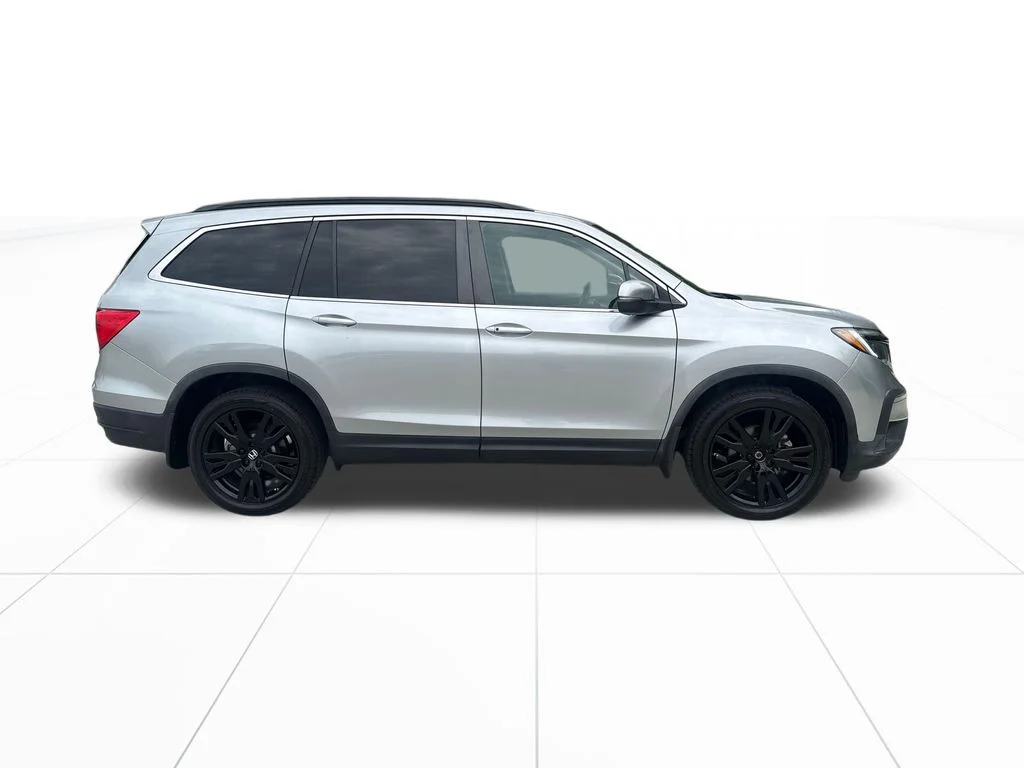 Certified Used 2022 Lunar Silver Metallic Honda AWD SE image 10