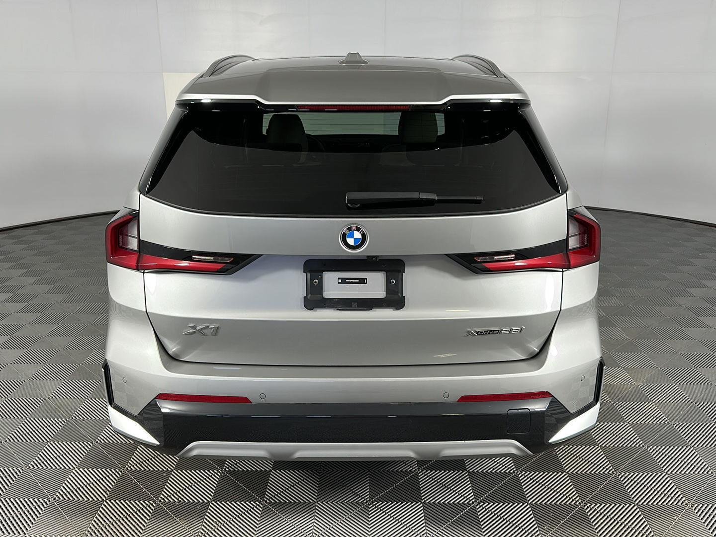 Used 2025 Space Silver Metallic BMW xDrive28i image 9