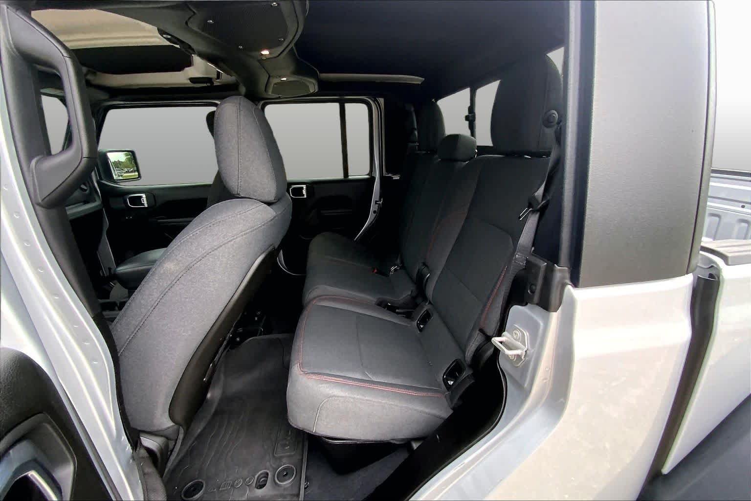 Used 2024 Silver Zynith Clearcoat Jeep Rubicon image 19