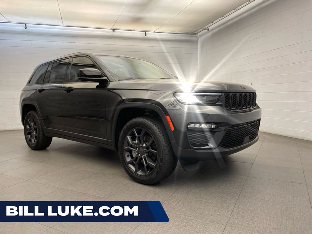 New 2025 Diamond Black Crystal Pearl-Coat Exterior Paint Jeep Limited image 1