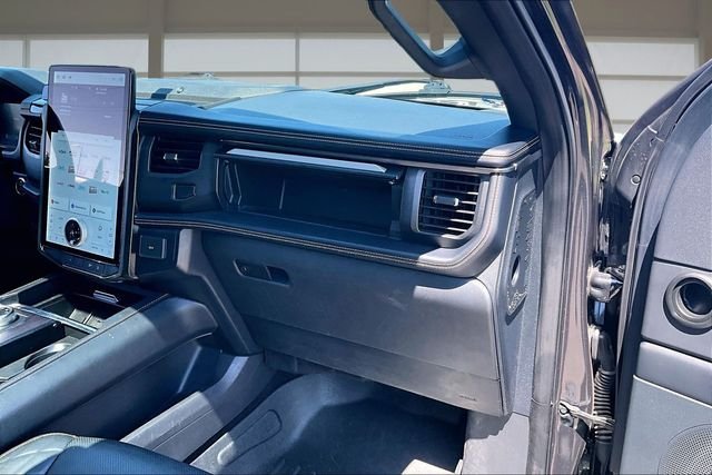 Used 2022  Ford Platinum image 17
