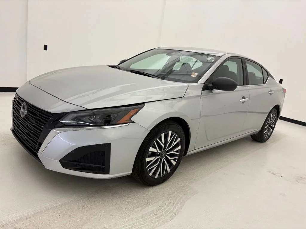 Used 2025 Silver Nissan 2.5 SV image 12