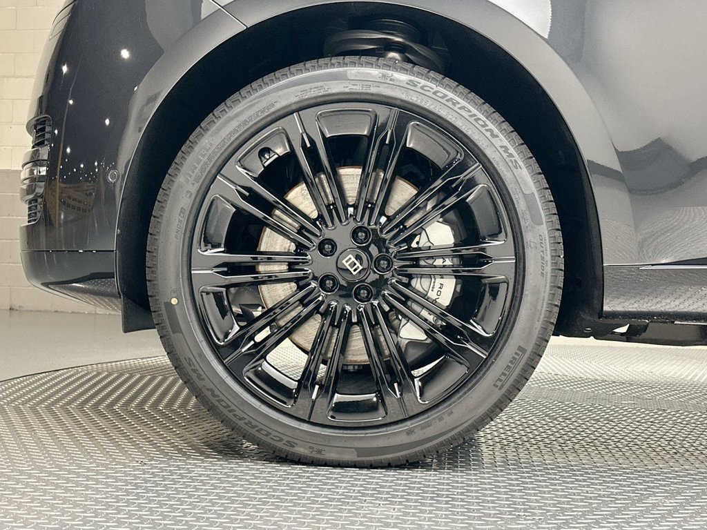 New 2027 Carpathian Grey Land Rover SE image 5