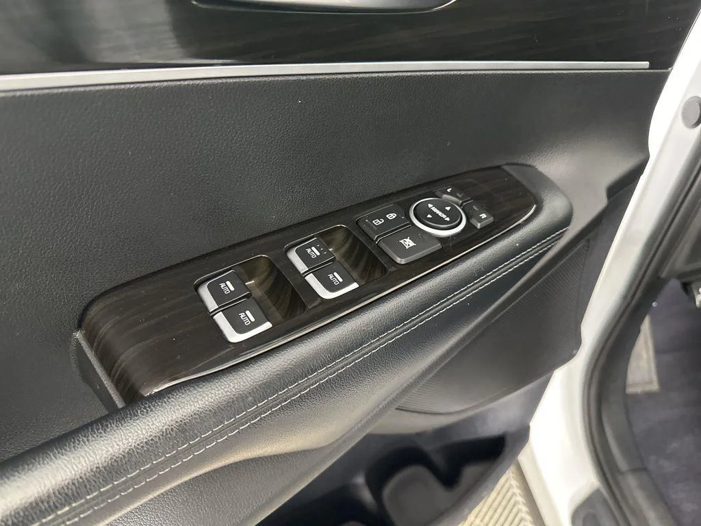 Used 2020 Snow White Pearl Kia LX image 24