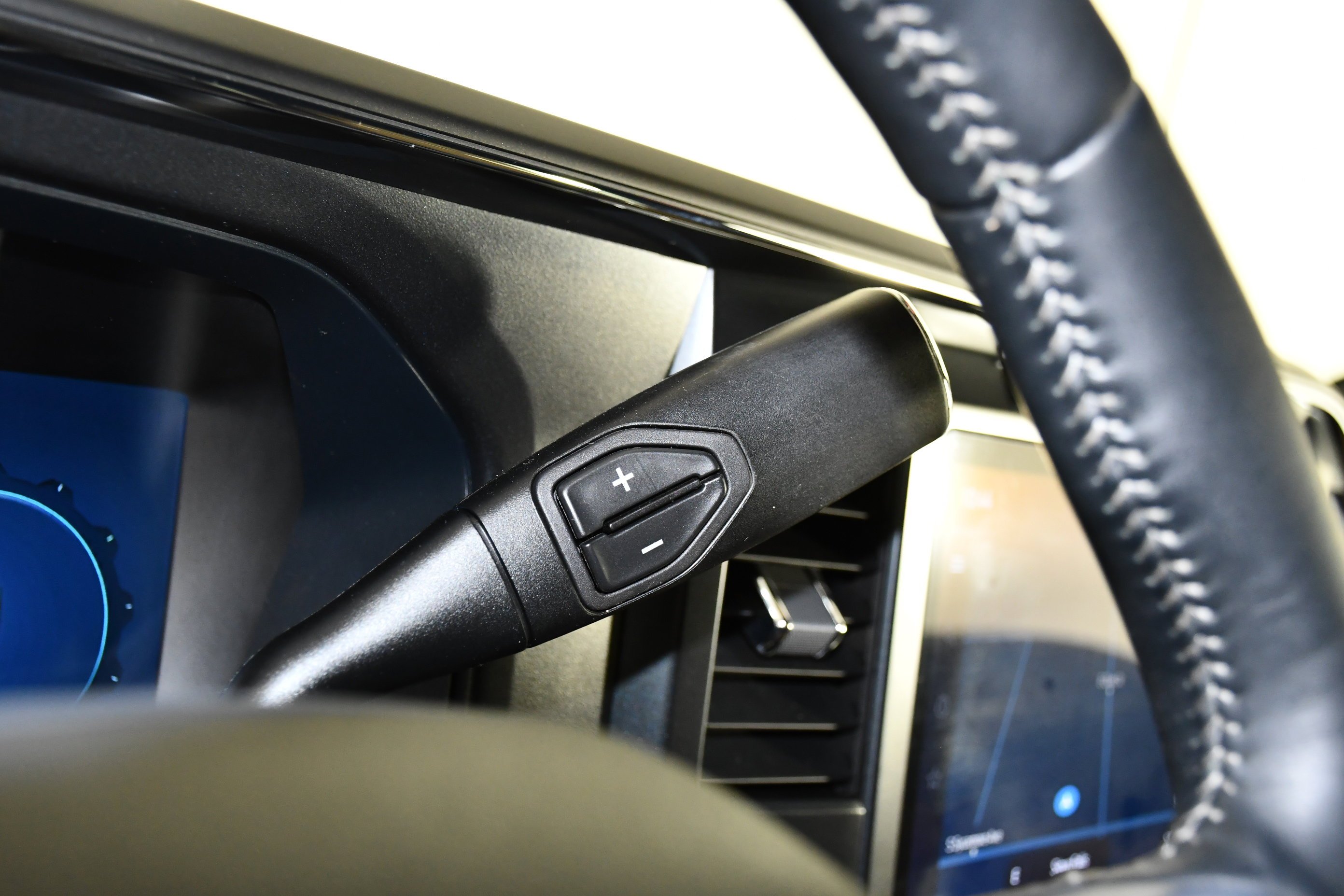 Used 2024 Gray Metallic Ford LARIAT image 29