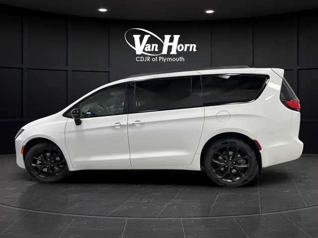 New 2027 Bright White Clear-Coat Exterior Paint Chrysler Limited image 4