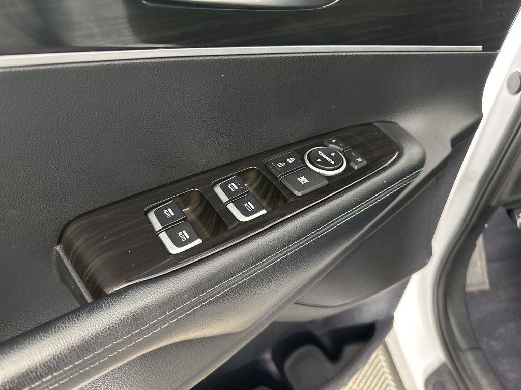 Used 2020 Snow White Pearl Kia LX image 24