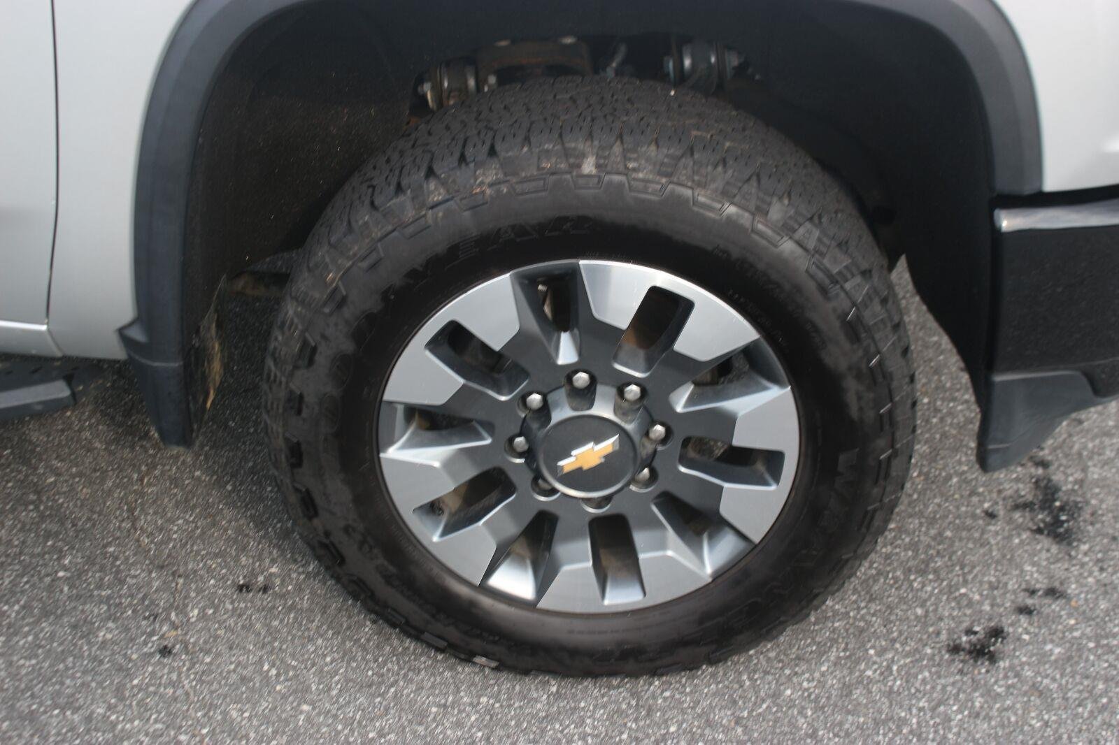 Used 2023 Silver Ice Metallic Chevrolet Custom image 39