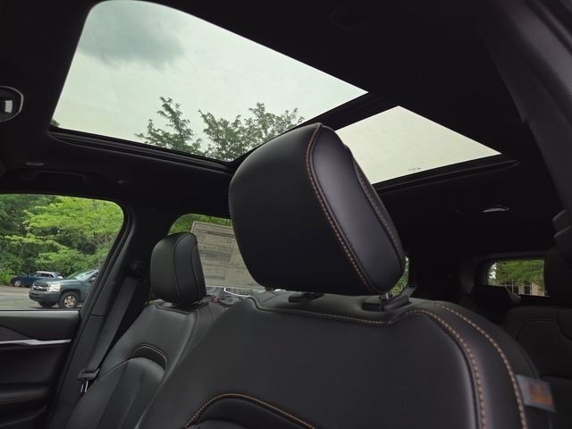 New 2026 Diamond Black Crystal Pearl-Coat Exterior Paint Jeep 85th Anniversary Edition image 9