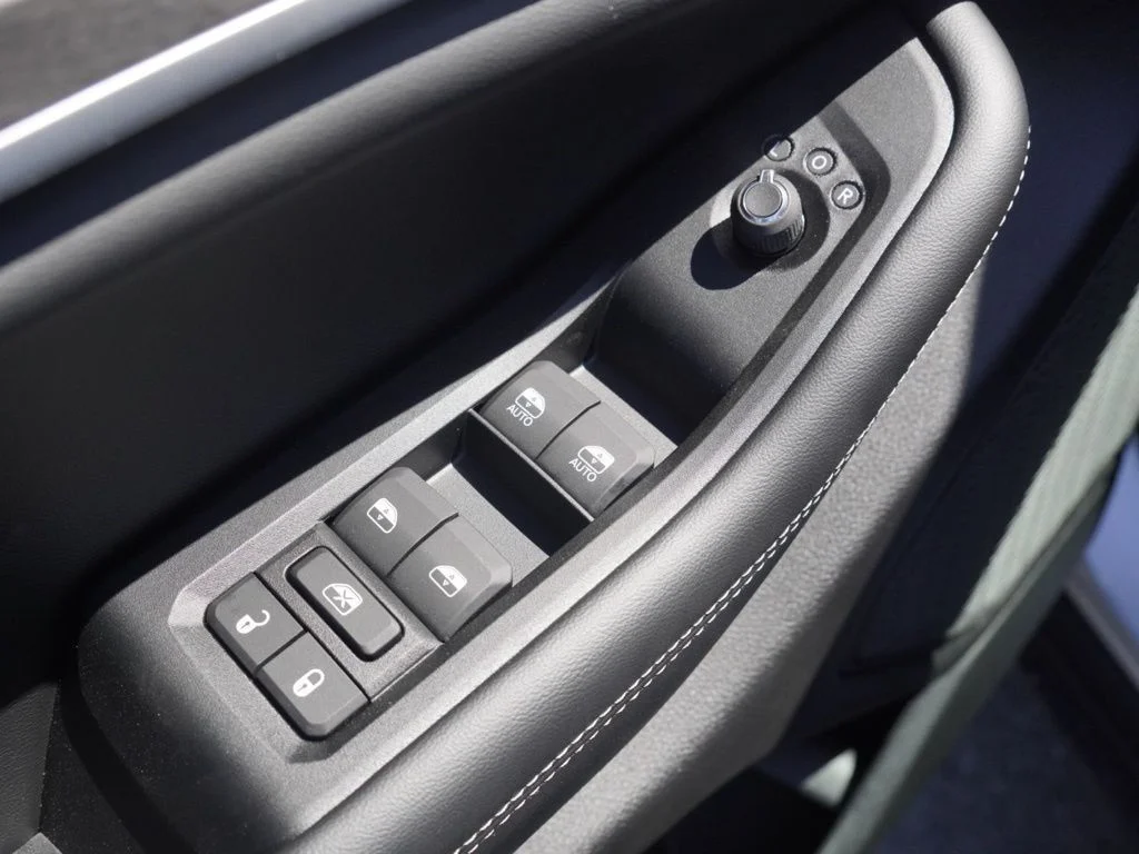 New 2026 Silver Zynith Exterior Paint Jeep Altitude image 20