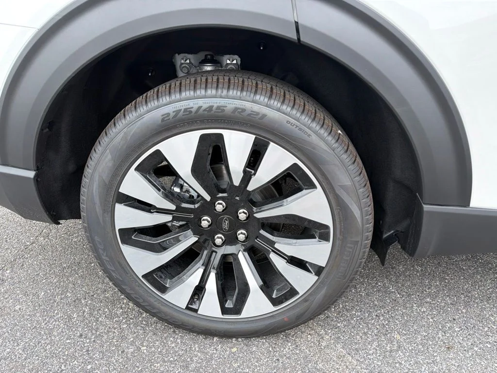 New 2026 Star White Metallic Tri-Coat Ford Platinum™ image 5