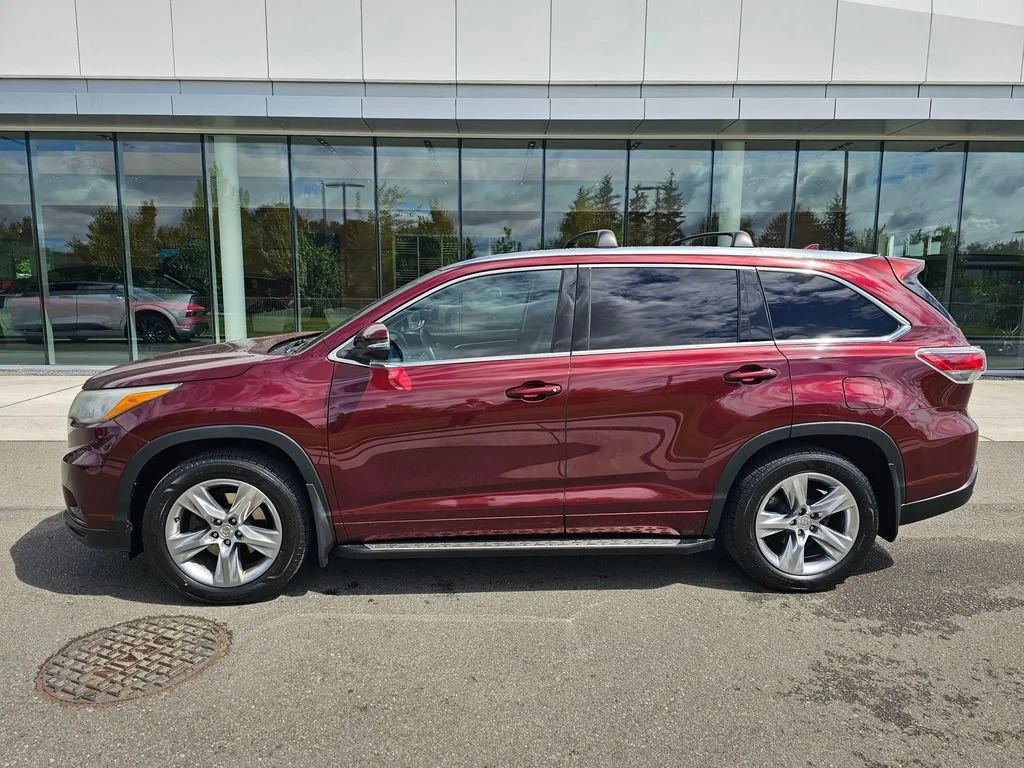 Used 2015  Toyota Limited image 2