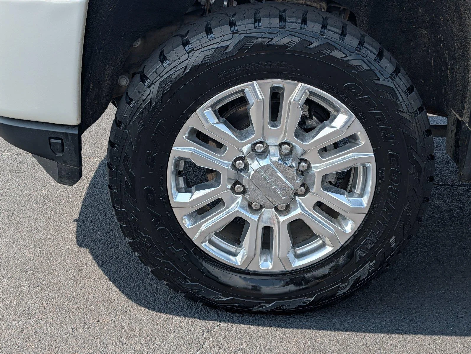 Used 2022 White Frost Tricoat GMC Denali image 10