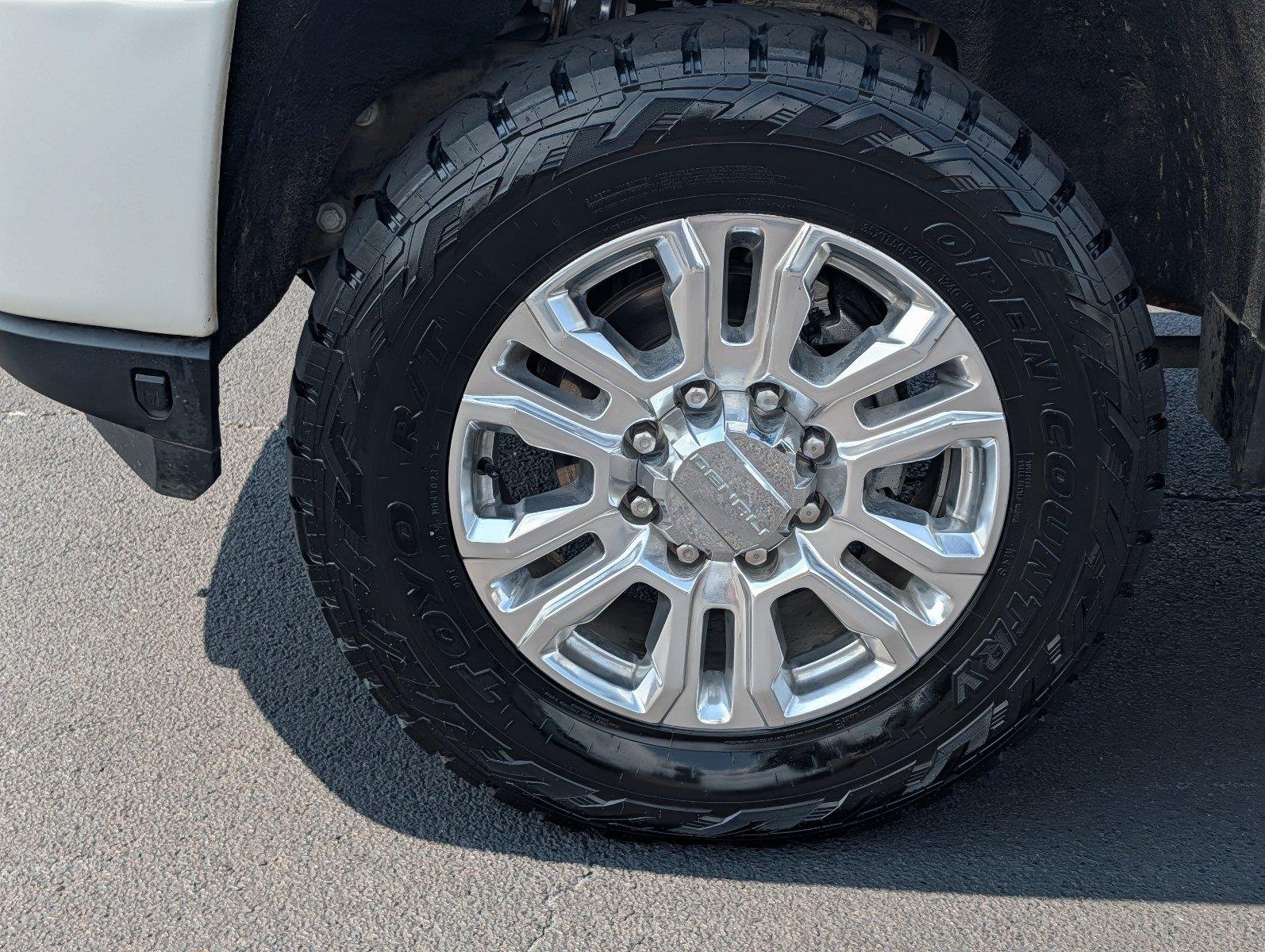Used 2022 White Frost Tricoat GMC Denali image 10