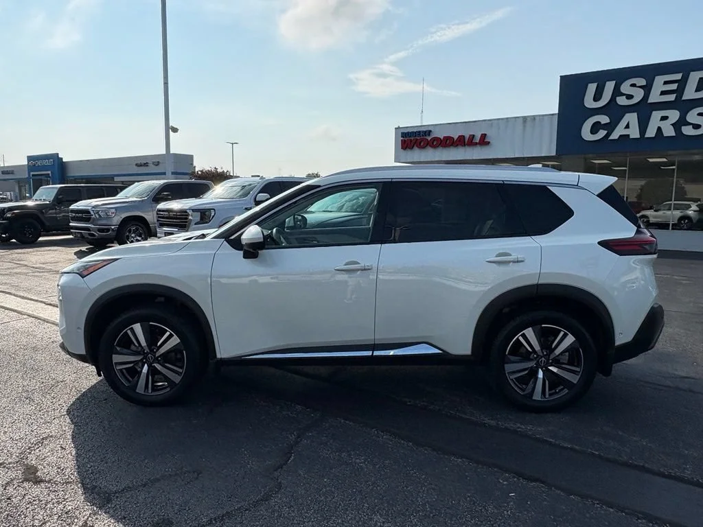 Used 2023  Nissan SL image 3