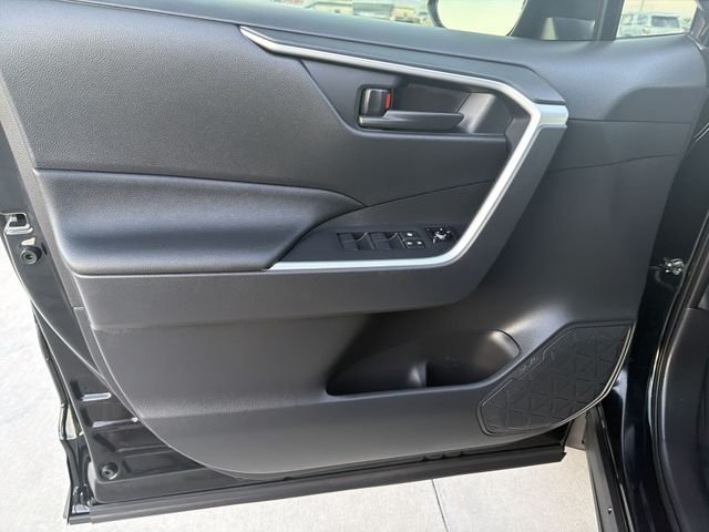 2025 Toyota RAV4 LE - Photo 9