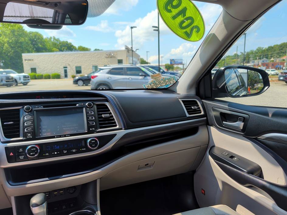 Used 2019 Midnight Black Metallic Toyota Limited image 10