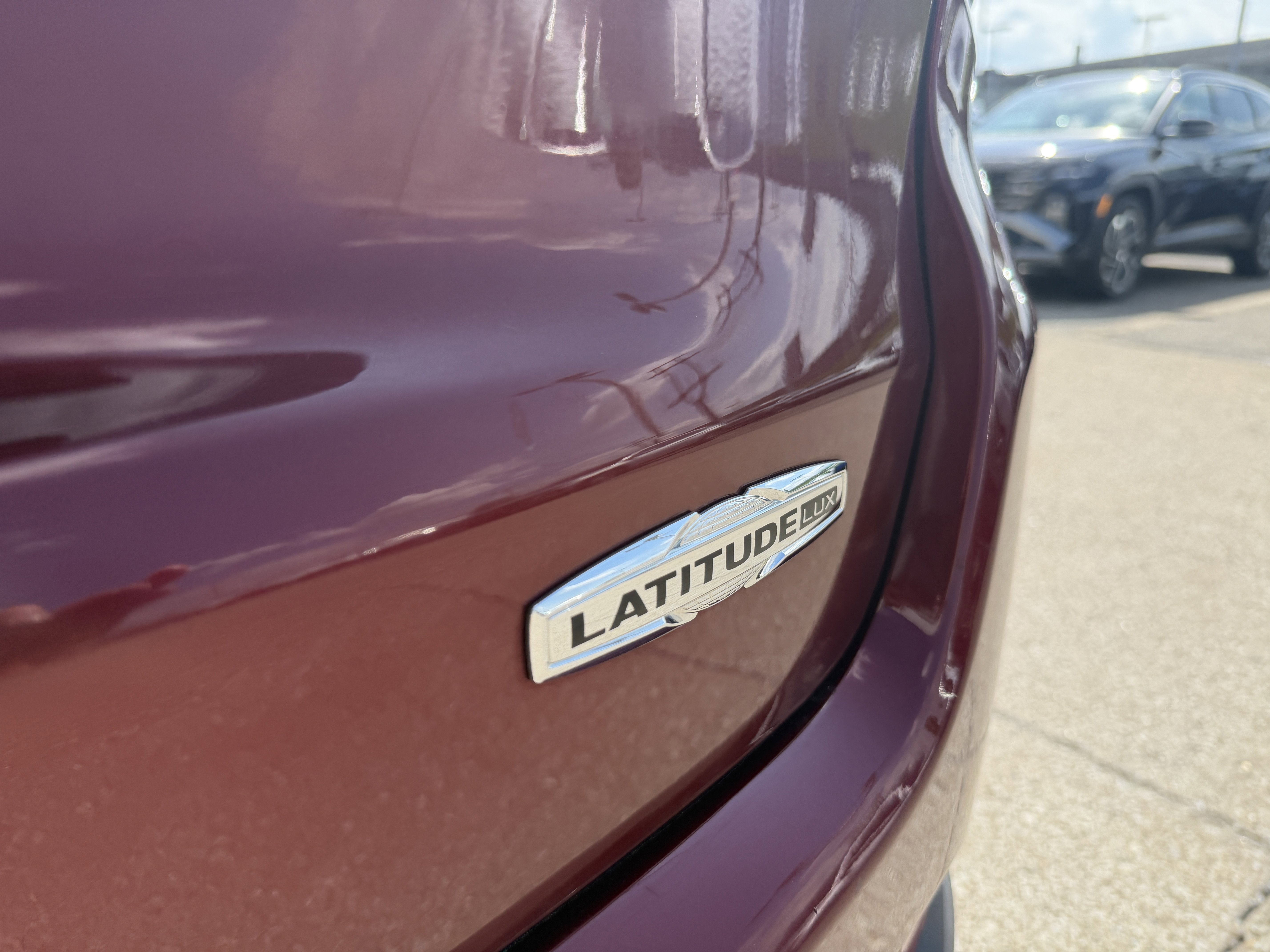 Used 2022 Velvet Red Pearlcoat Jeep Latitude Lux image 9