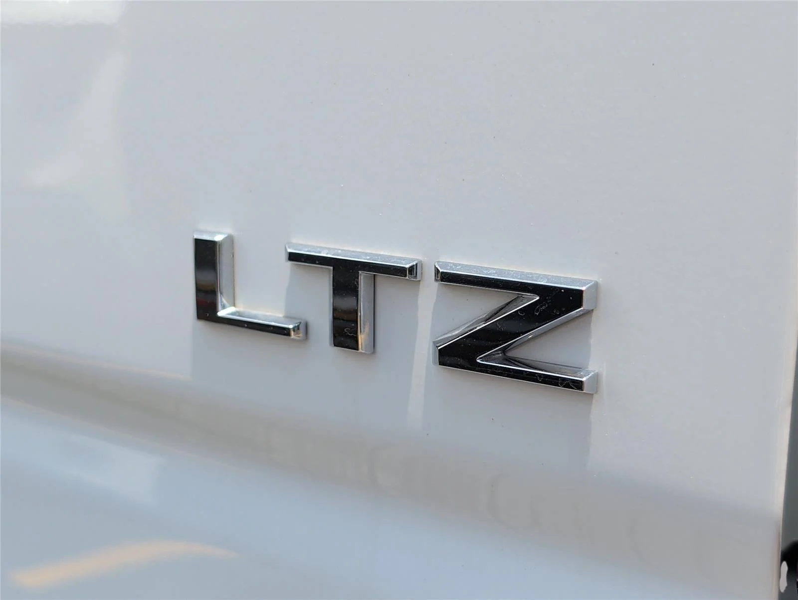 Used 2024 Summit White Chevrolet LTZ image 12