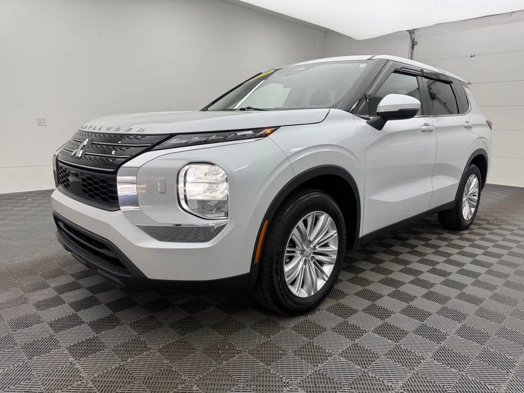 Used 2023  Mitsubishi ES image 2